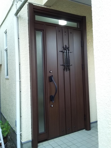 AICAの木製玄関ドアをロートアイアン調格子付きのYKKドアリモでリフォーム